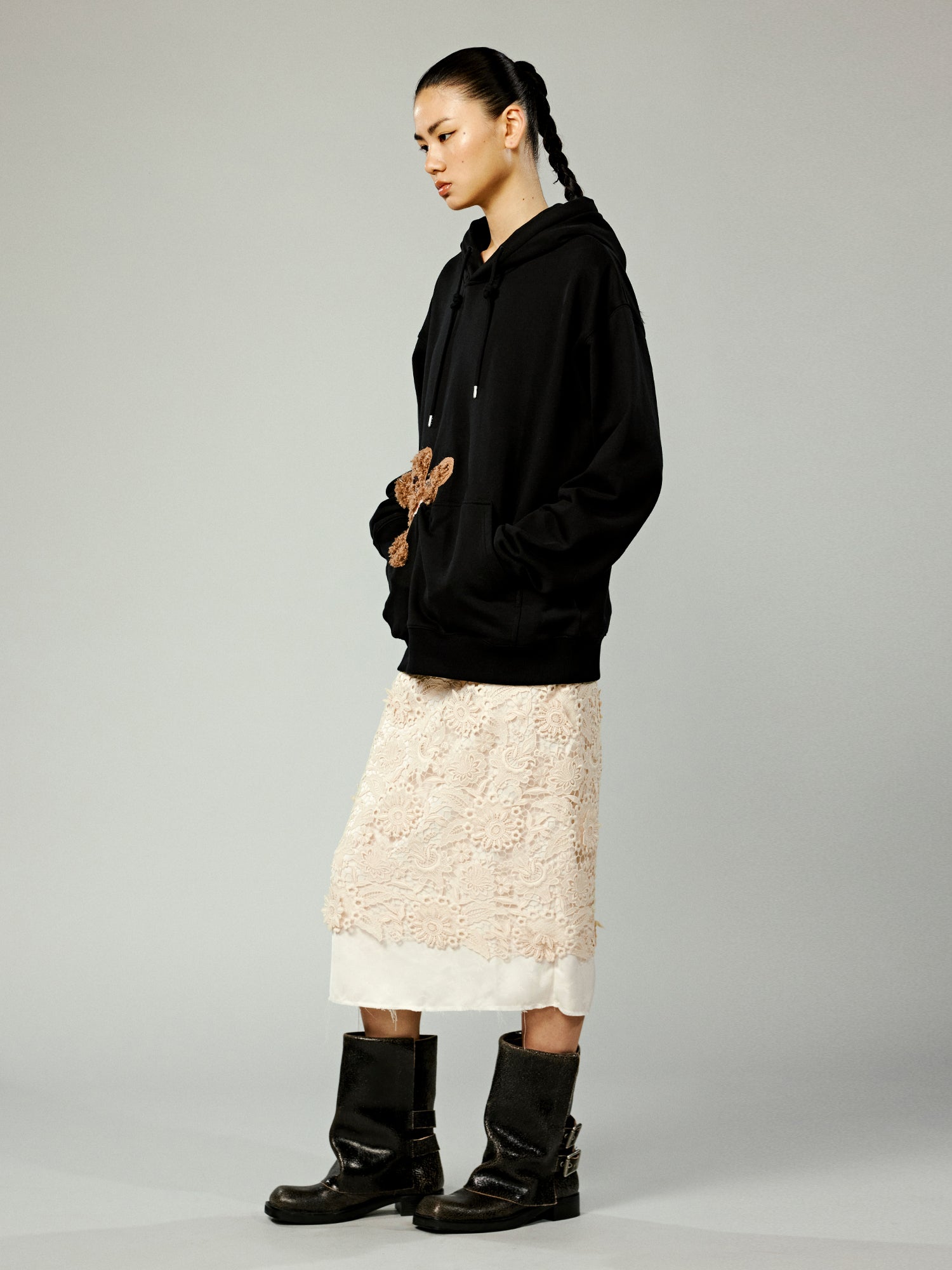 Hoodie with a little puppy biting the pocket