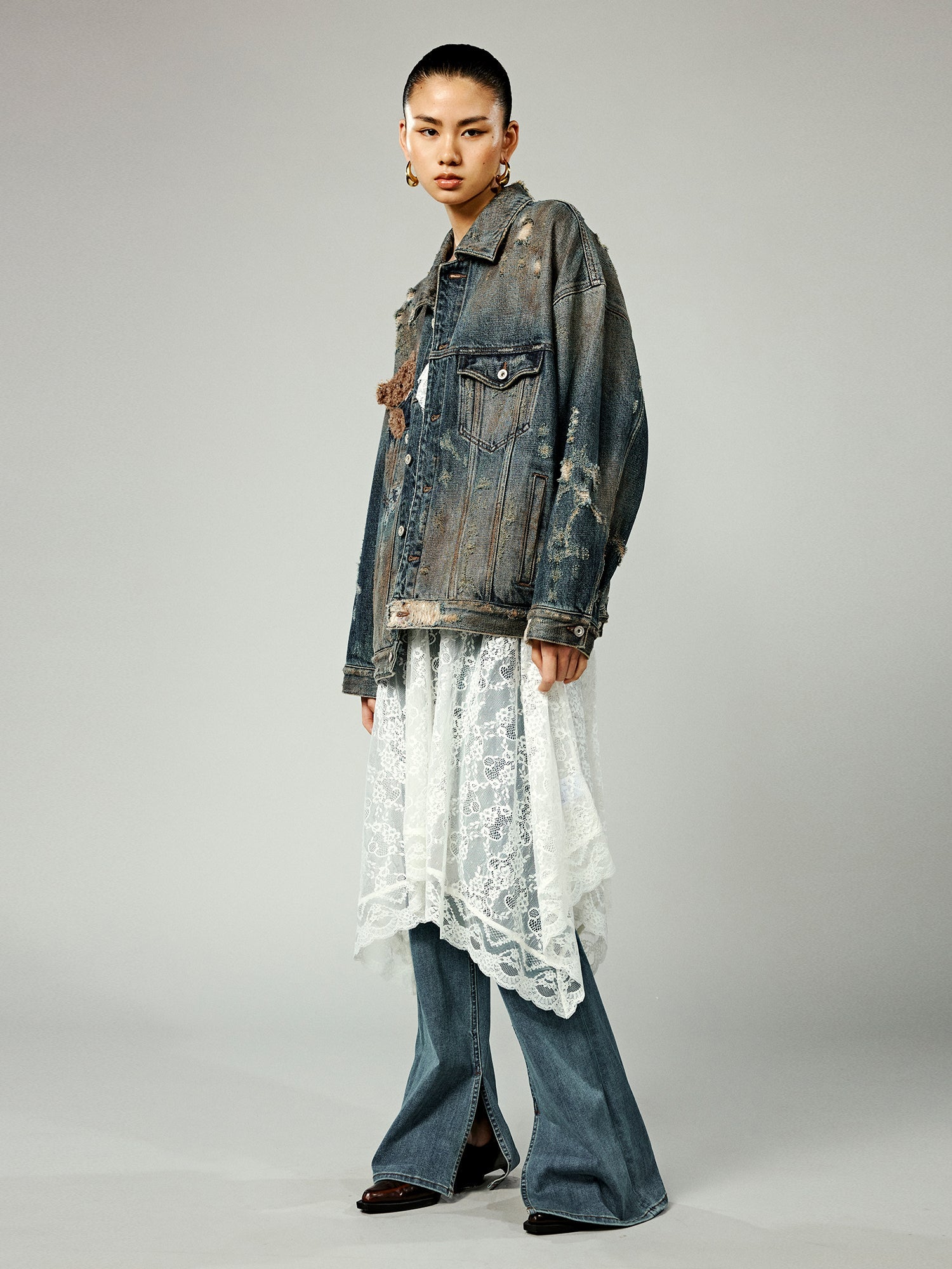 Denim jacket with a pocket-biting puppy