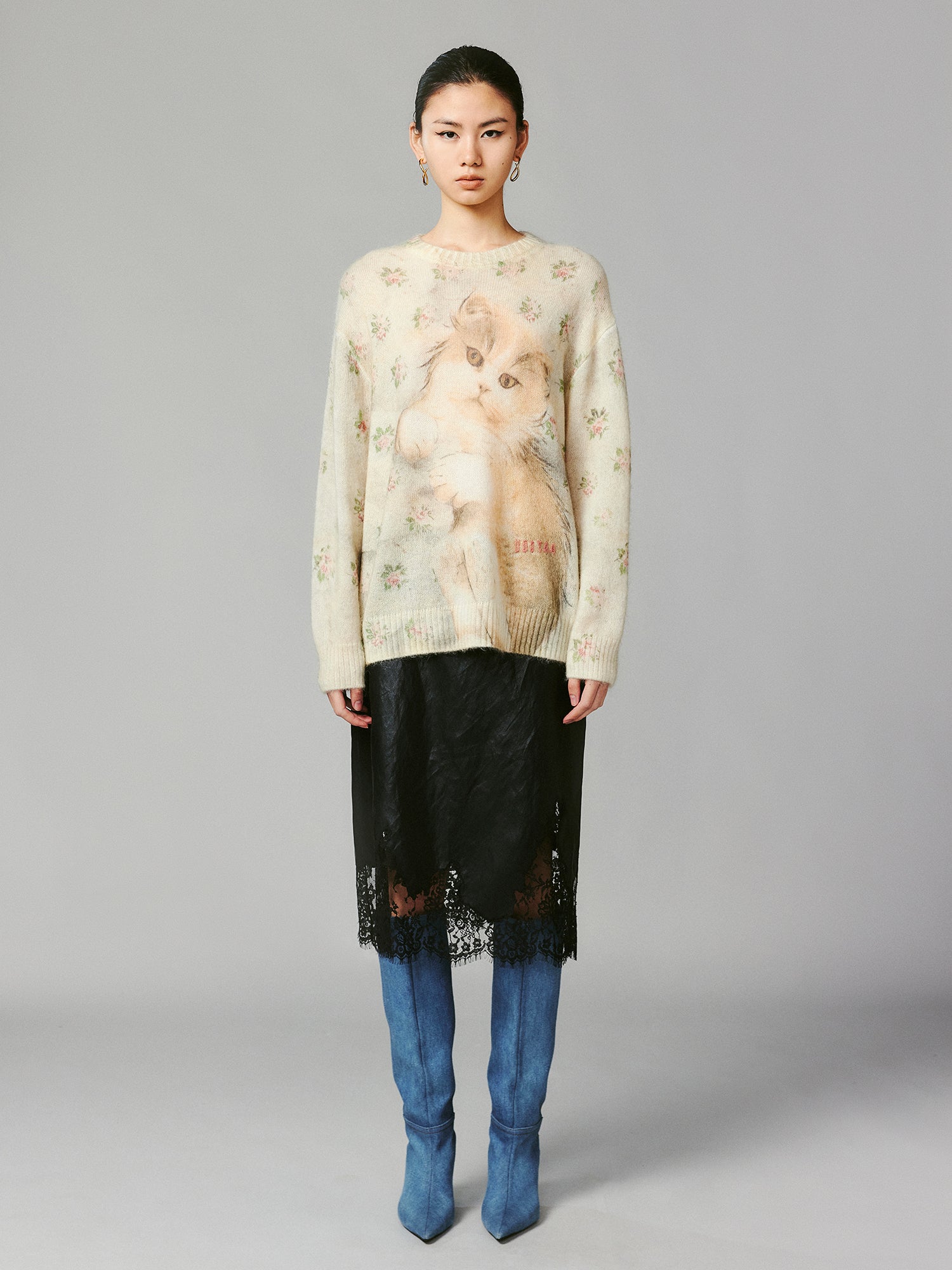 Lying-down cat pullover sweater