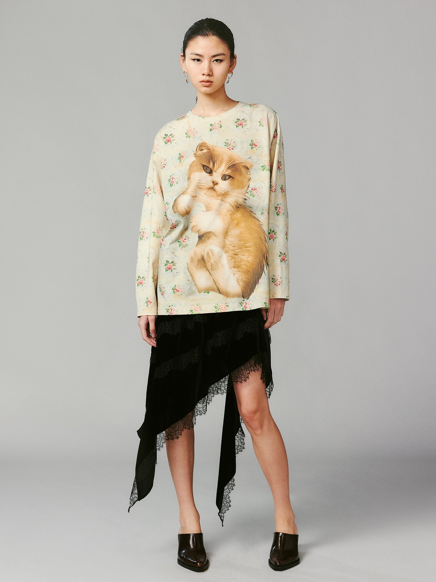 Lying-down cat long-sleeve T-shirt