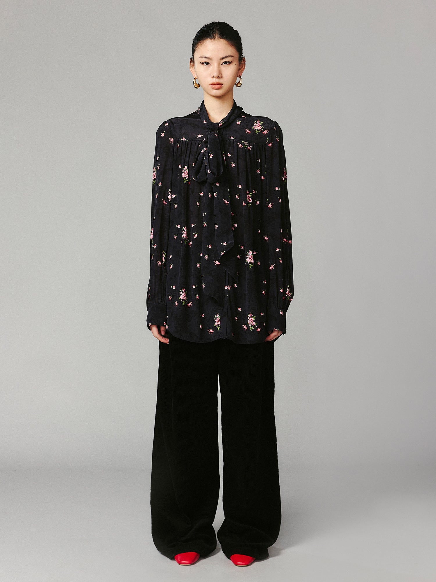 The European wallpaper-inspired floral romantic ribbon shirt