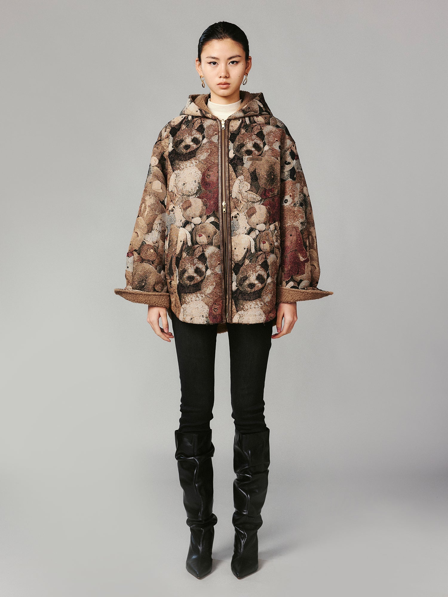 Hooded reversible blanket jacket covered with vintage plush toys