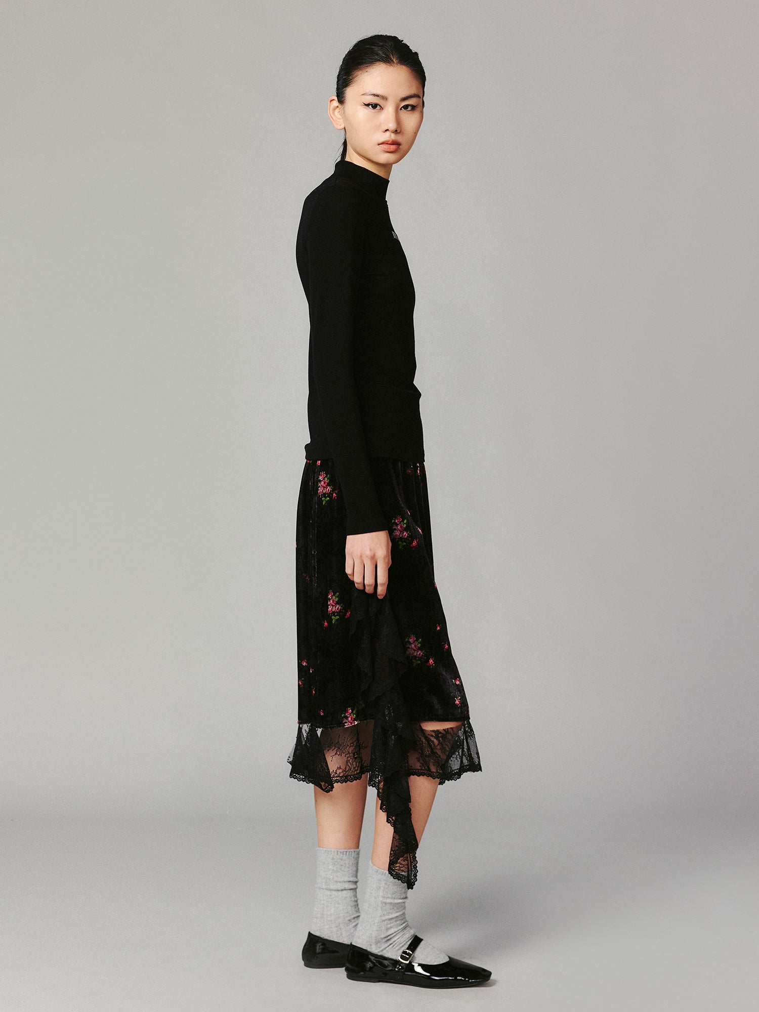 The European wallpaper-inspired floral lace skirt