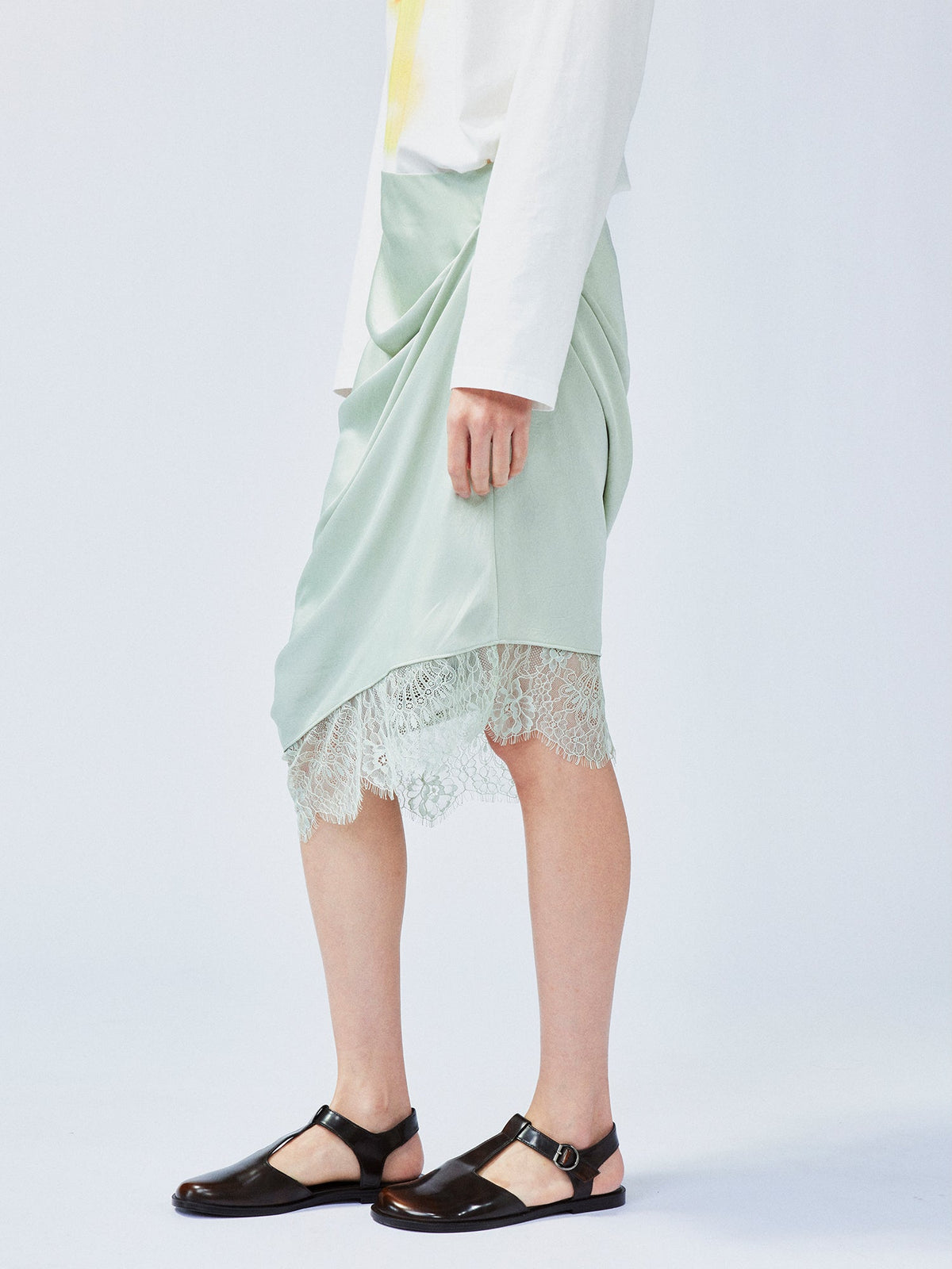 Free-flowing lift skirt