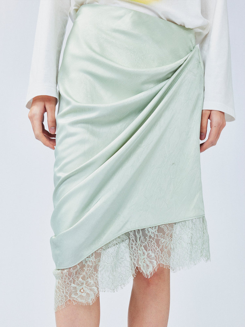 Free-flowing lift skirt