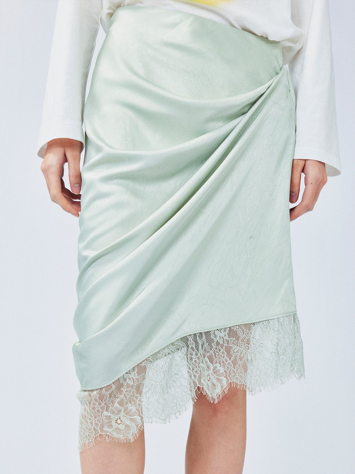 Free-flowing lift skirt