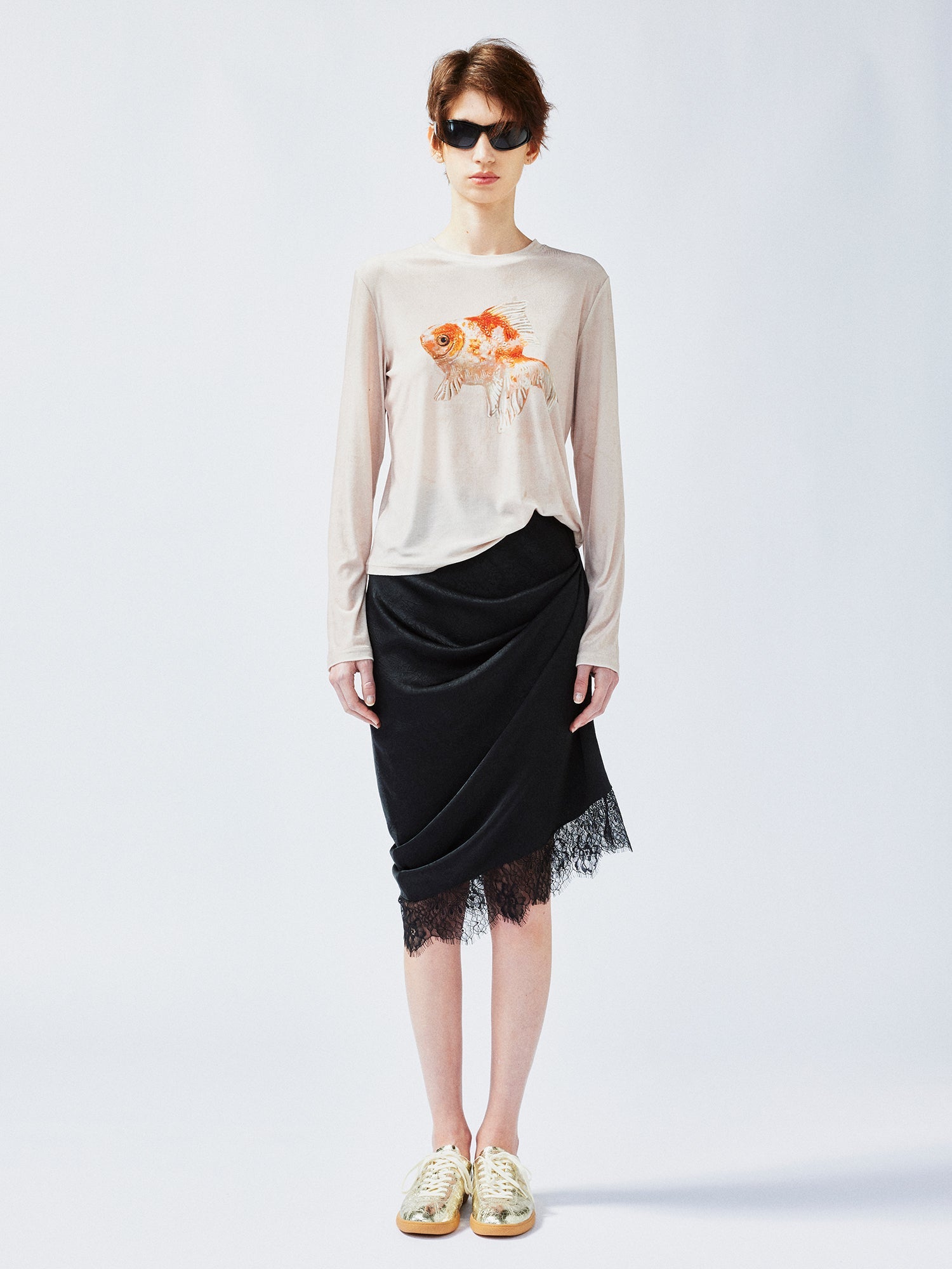 Lace-trimmed skirt with casually lifted hem