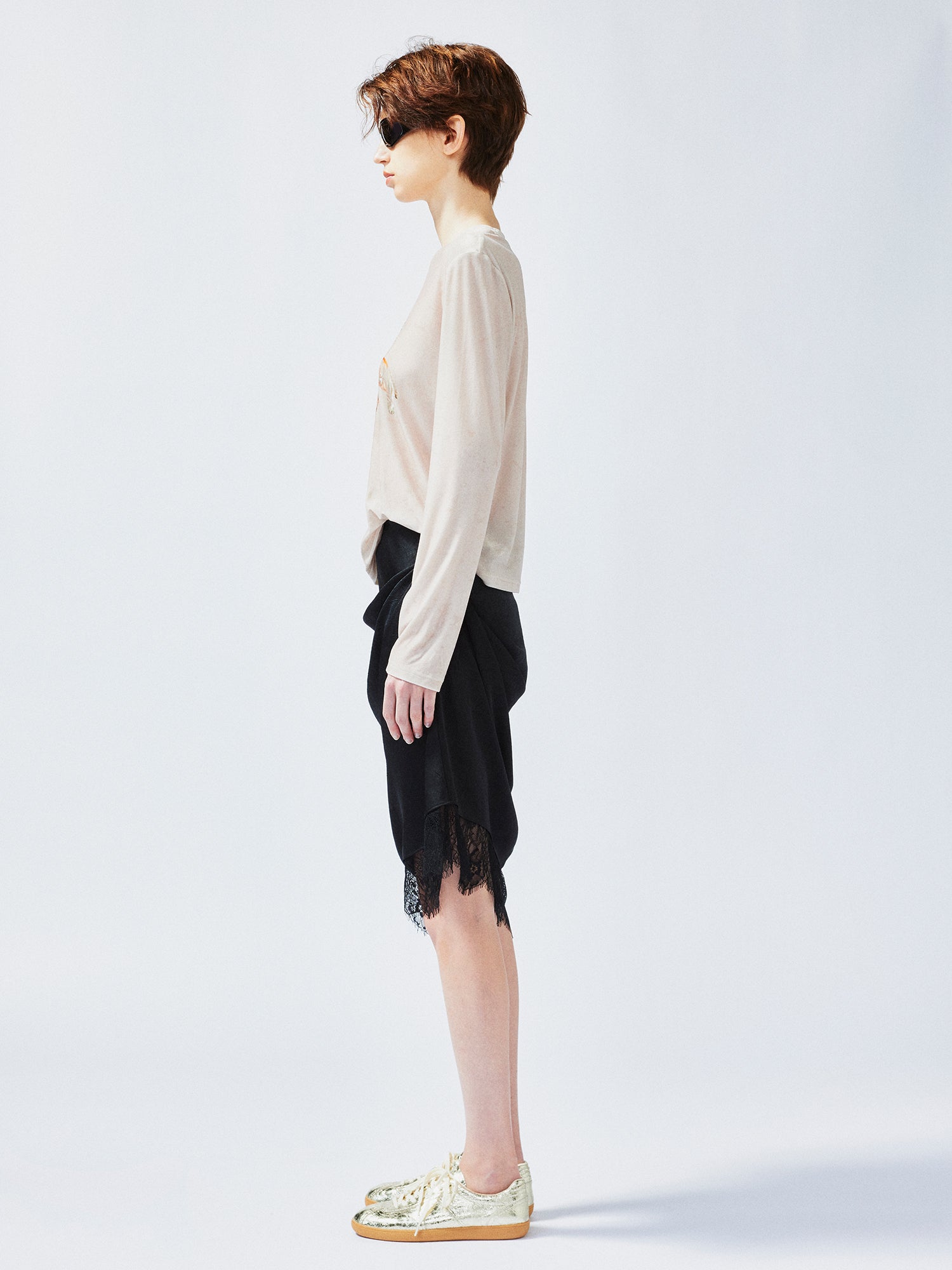 Lace-trimmed skirt with casually lifted hem