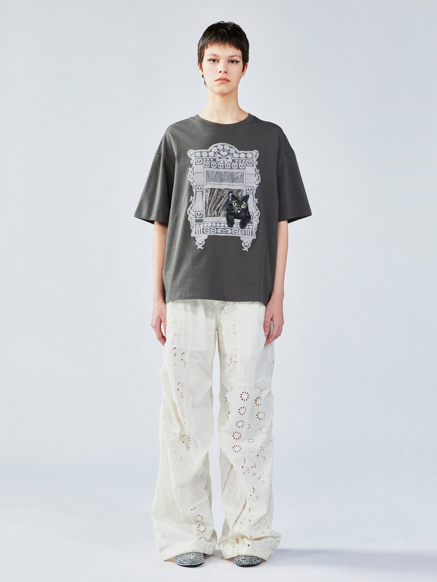 Cat window scene appliqué T-shirt