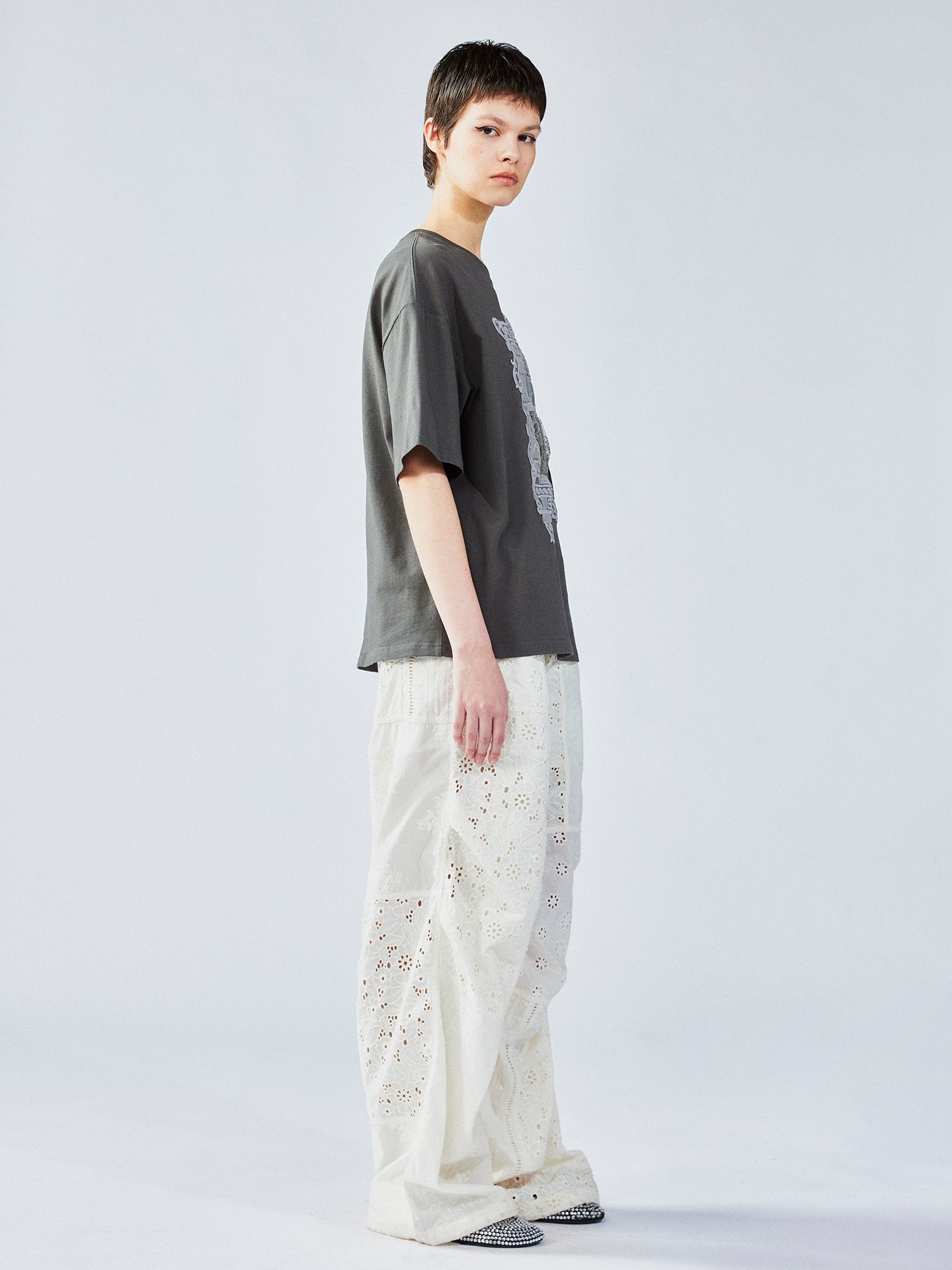 Cat window scene appliqué T-shirt