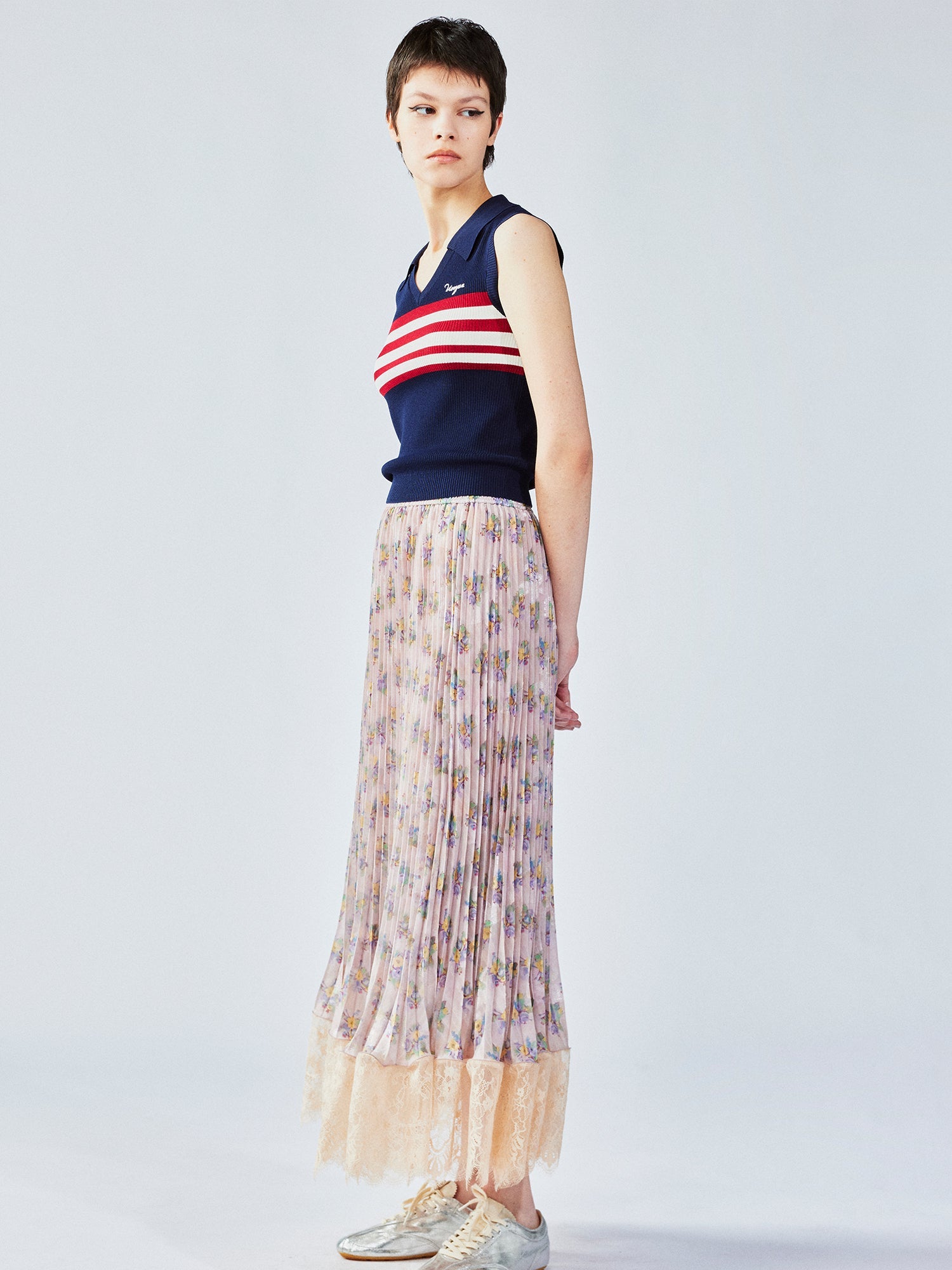 Vintage wallpaper-inspired floral lace pleated skirt