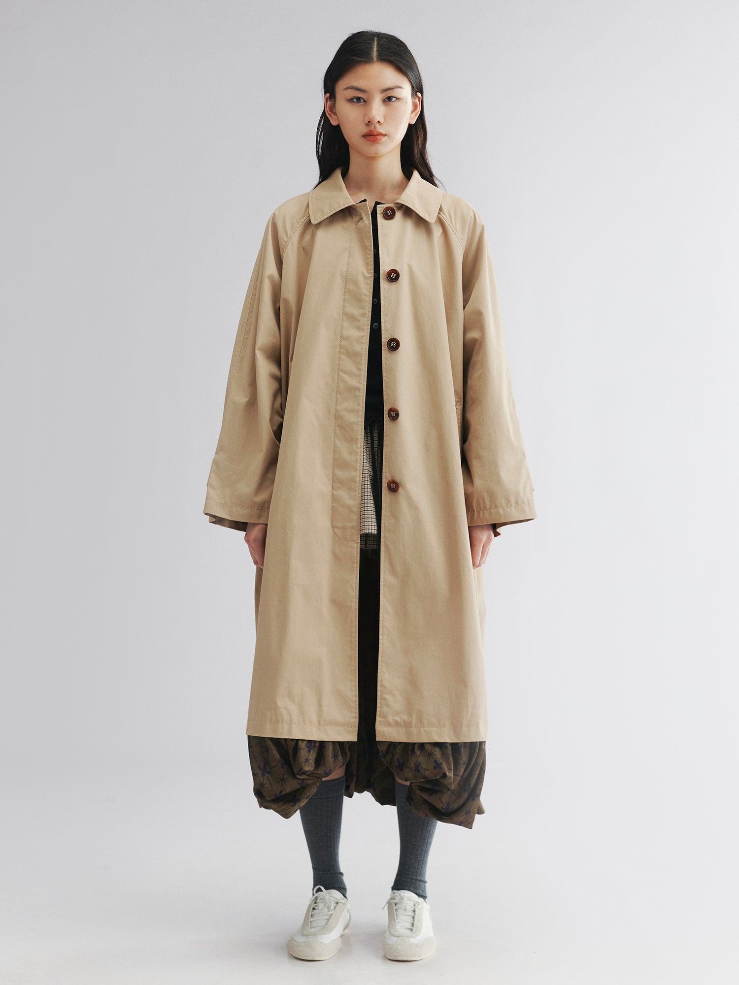 Exposed-lining balmacaan trench coat