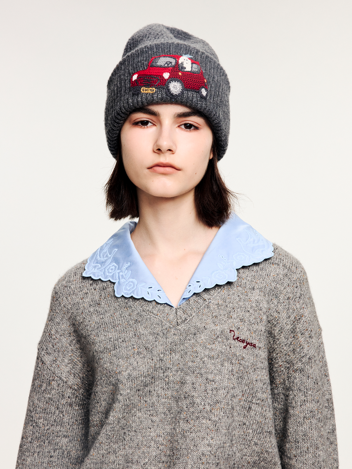 Tencel wool beanie with traveling puppy motif