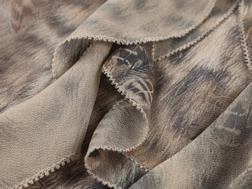 Feather & leopard ruffled collar shirt
