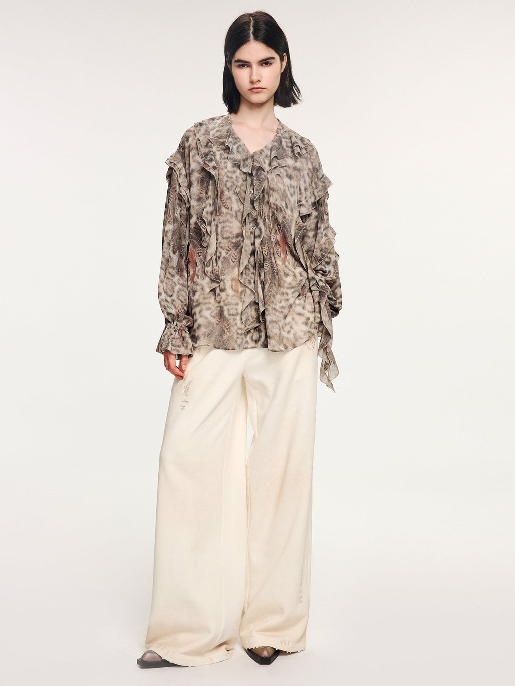 Feather & leopard ruffled collar shirt