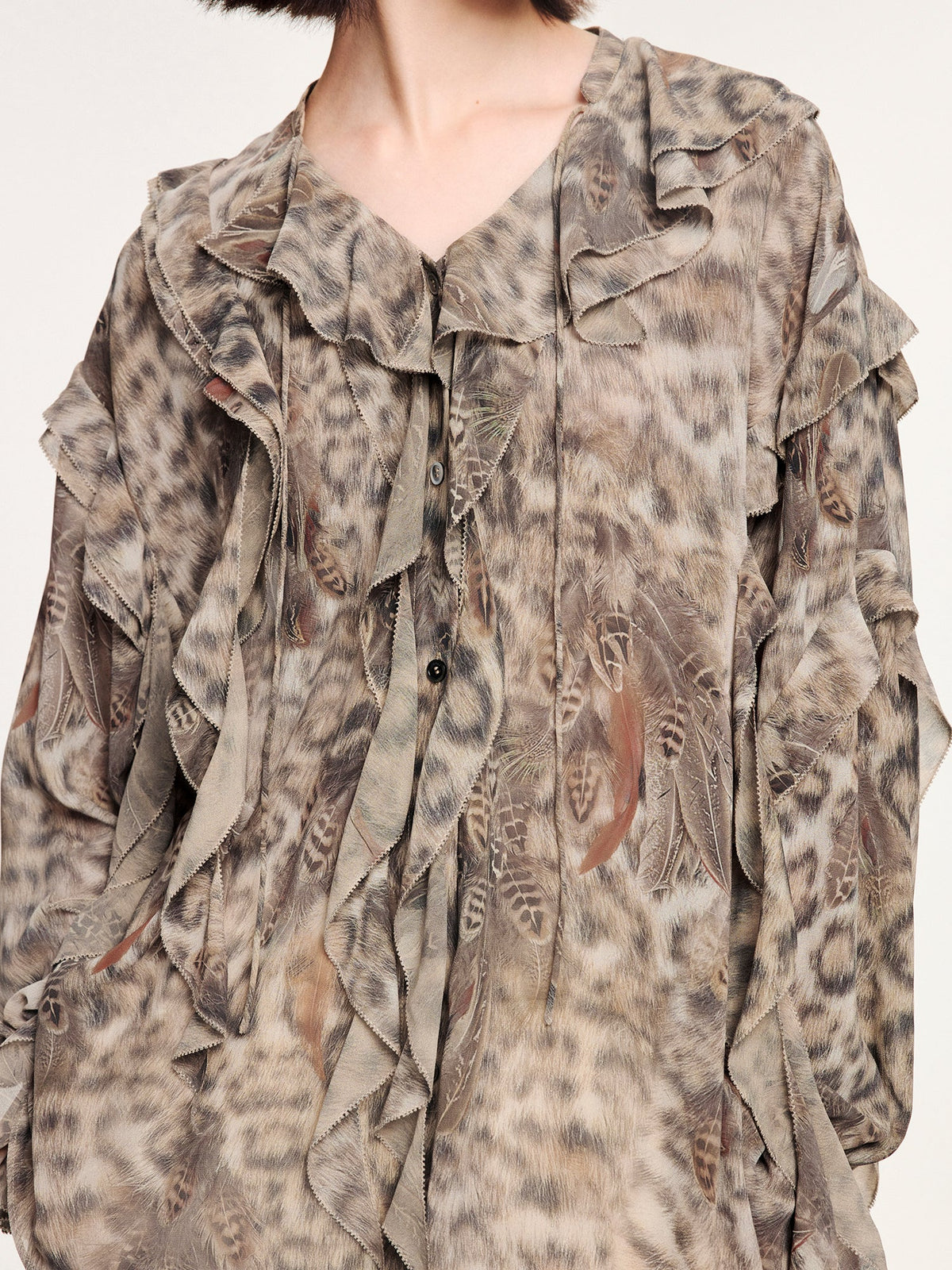 Feather & leopard ruffled collar shirt