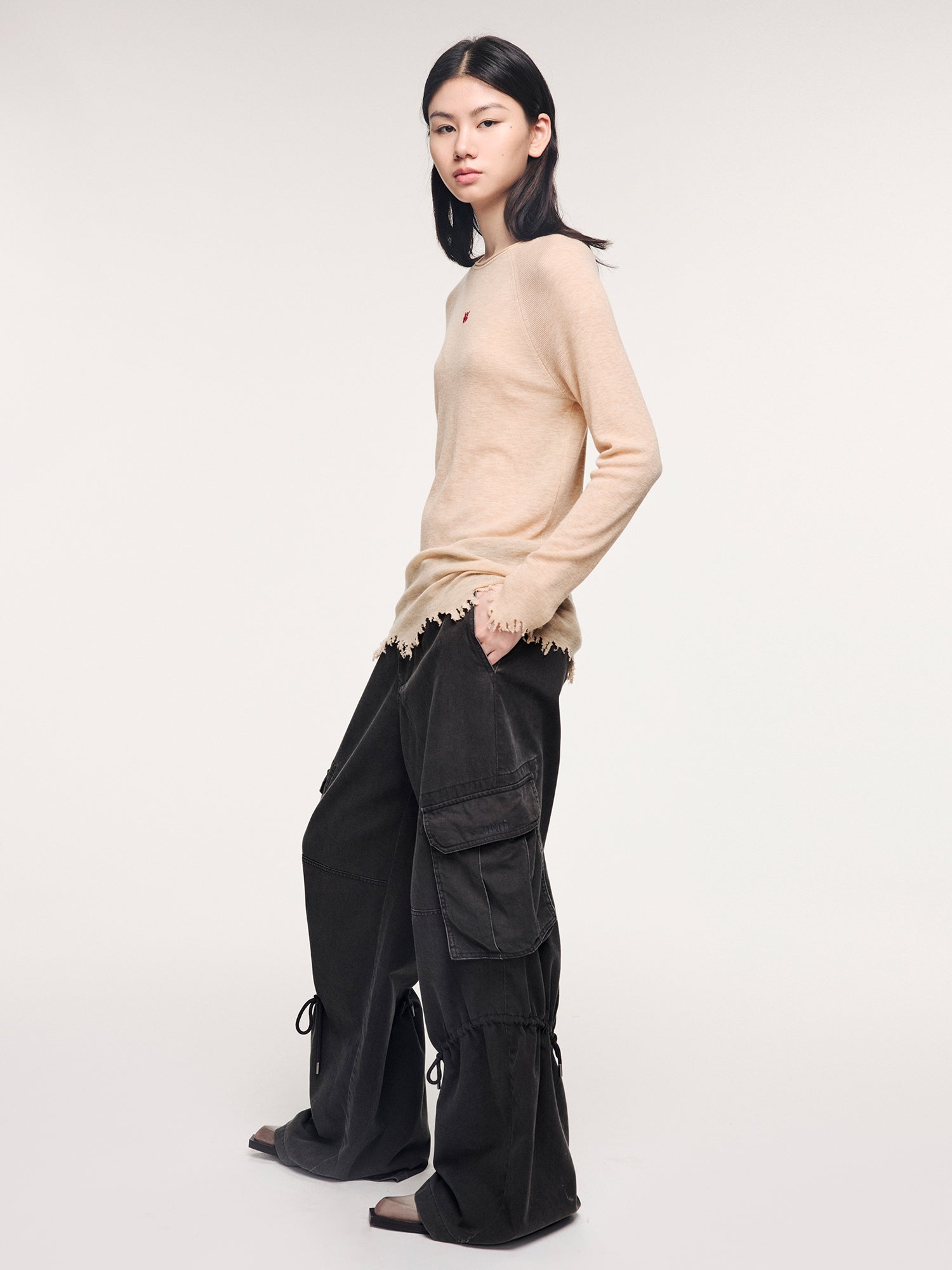 100% wool pullover with asymmetric hemline