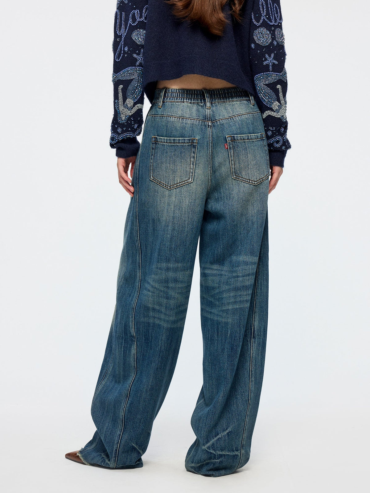 Semi-elastic curved jeans