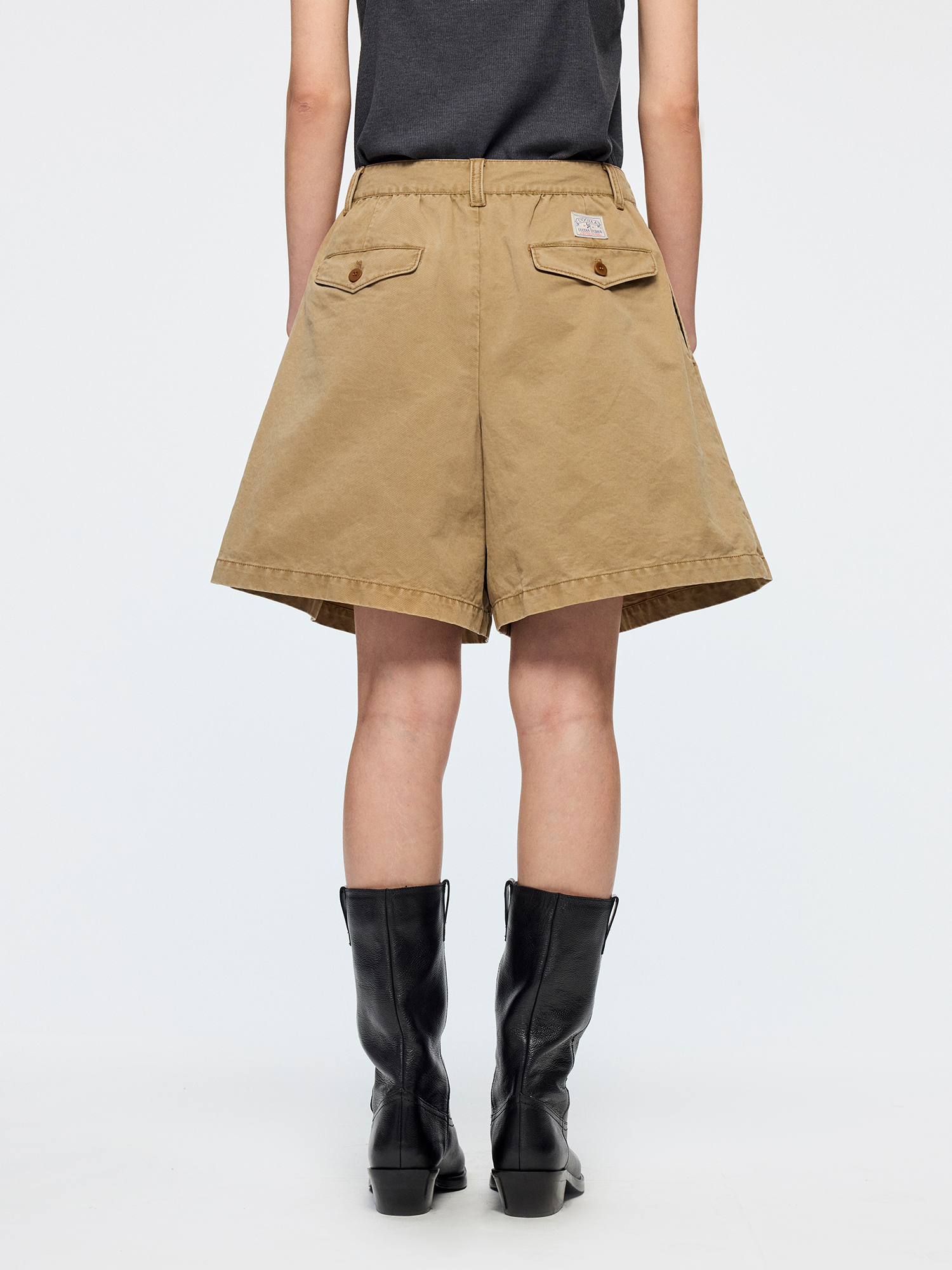 Pleated khaki shorts