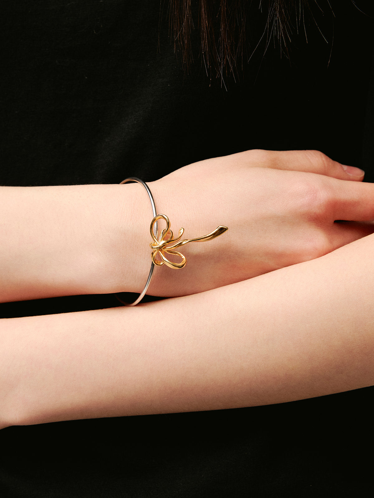 Sliding Bow Open Bracelet