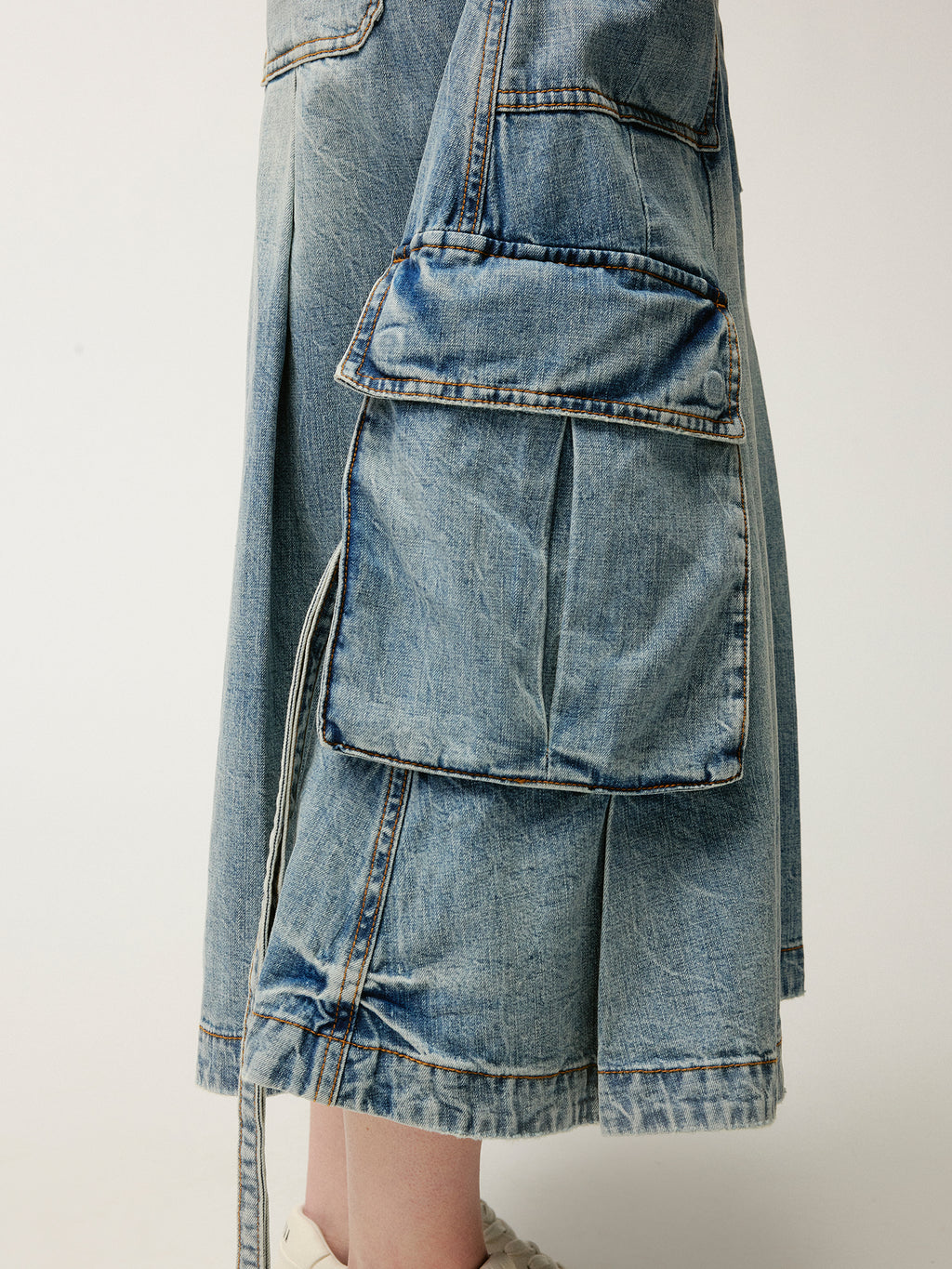 Multi-pocket pleated denim pants