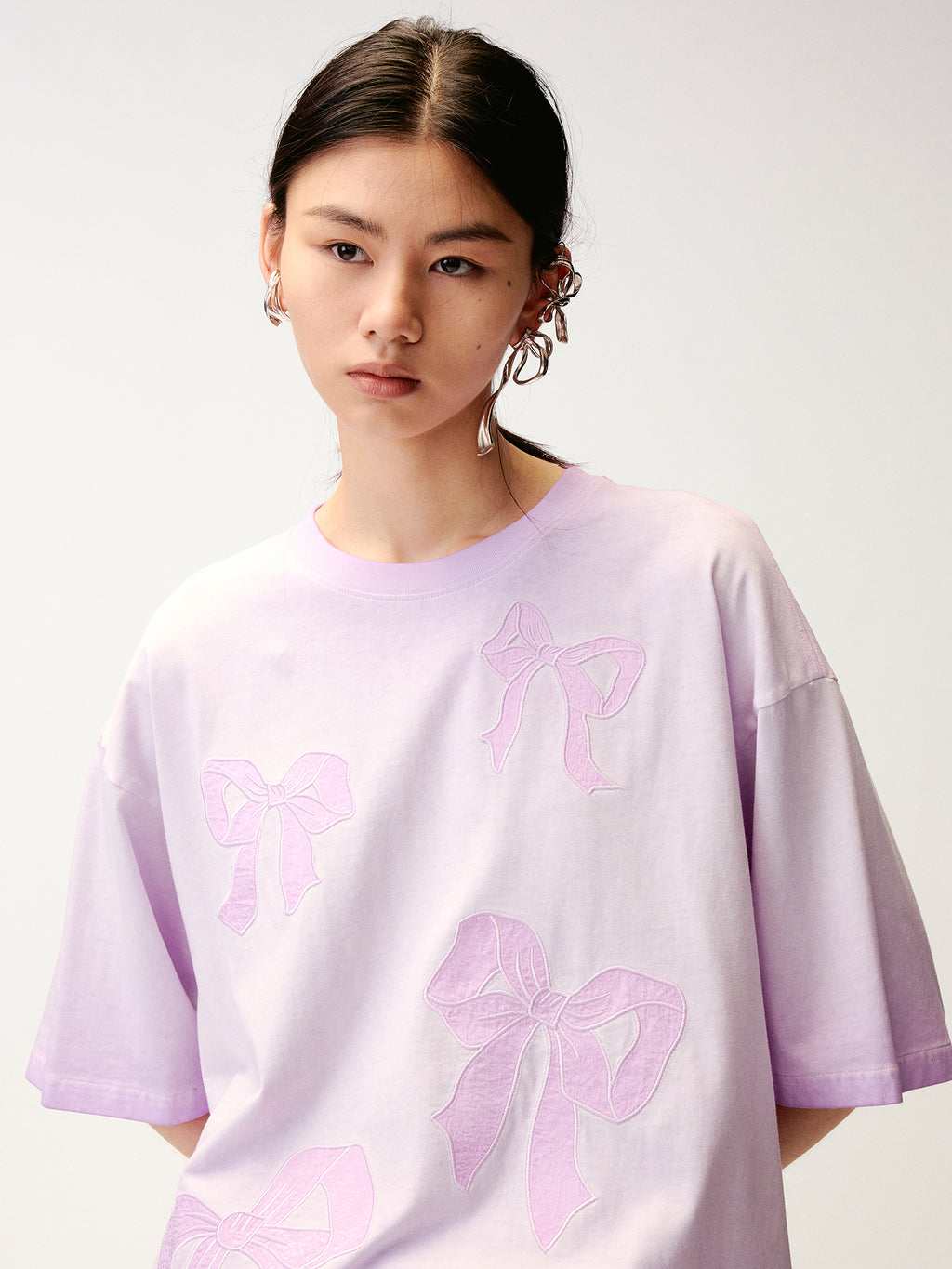 Bow appliqué embroidered T-shirt