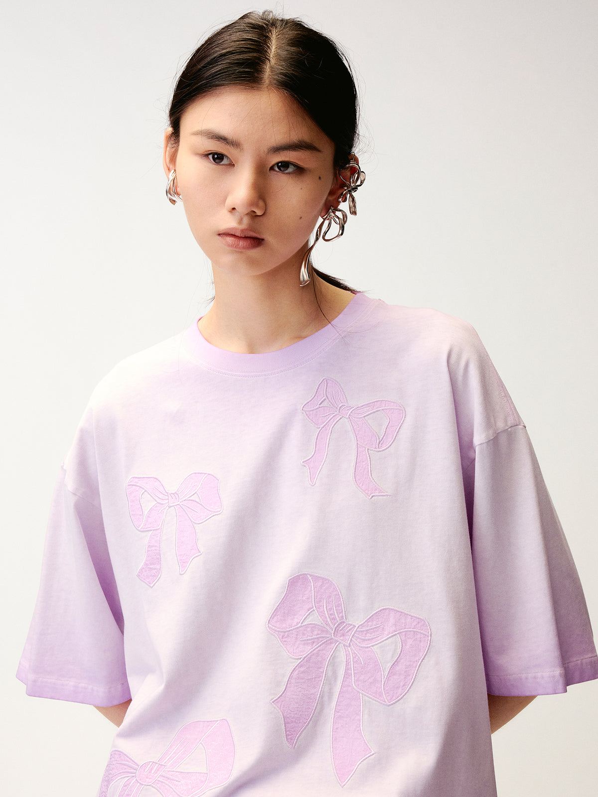 Bow appliqué embroidered T-shirt