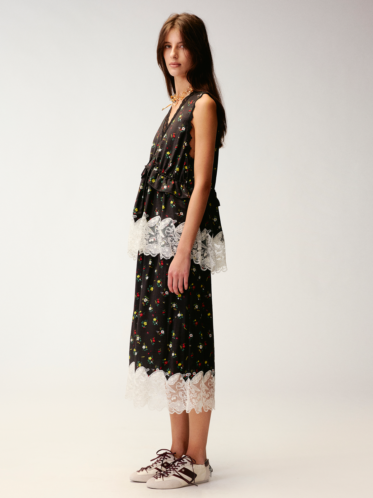 Insect motif lace trims spliced floral skirt