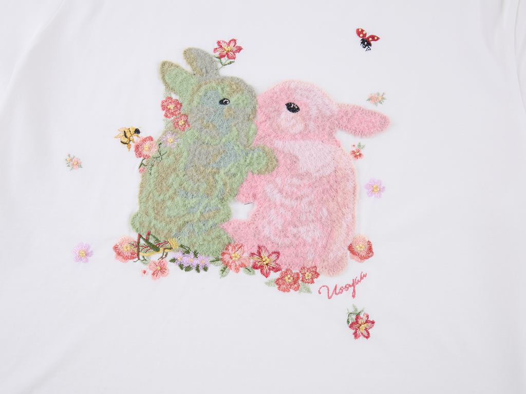 Embroidered hugging rabbit crewneck T-shirt