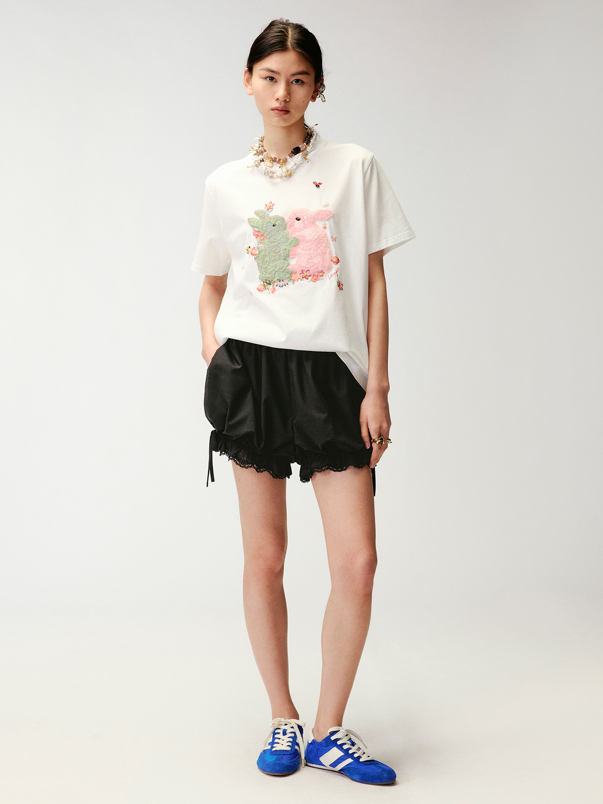 Embroidered hugging rabbit crewneck T-shirt
